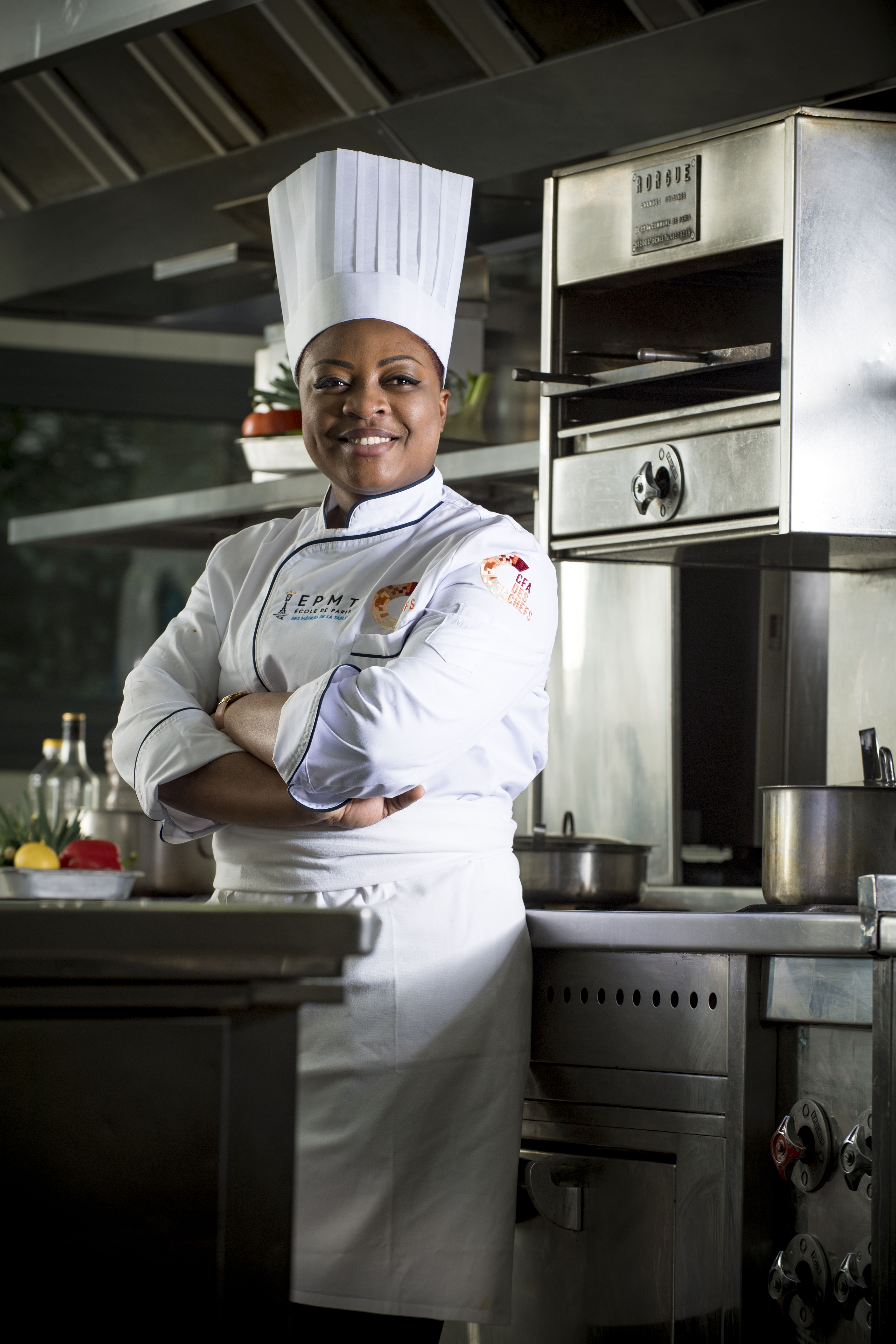 Une femme noire qui sourit en cuisine