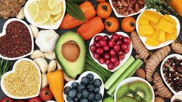 Des fruits et légumes présentés dans des plats en forme de cœur