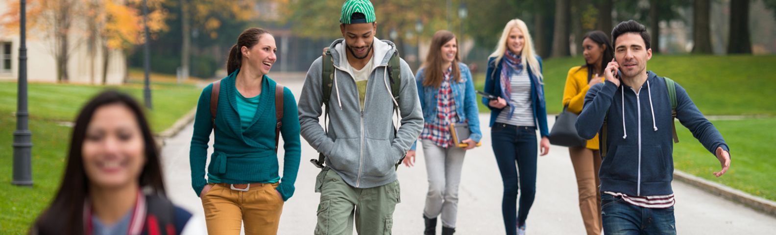 En grupp av studenter som promenerar på ett Campus-område