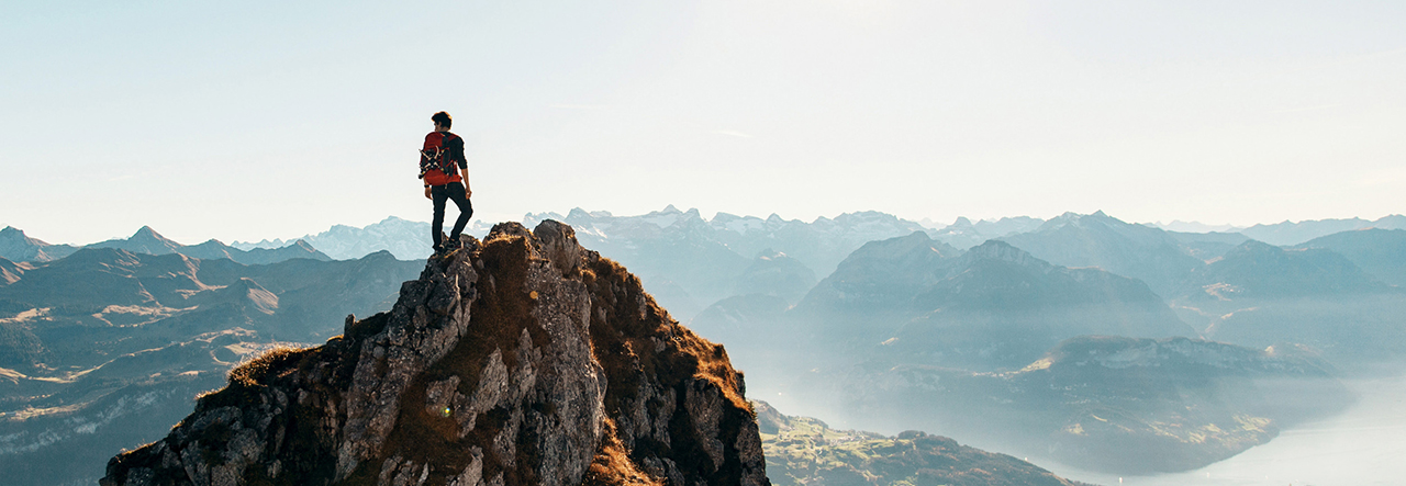 Personne en haut d'une montagne
