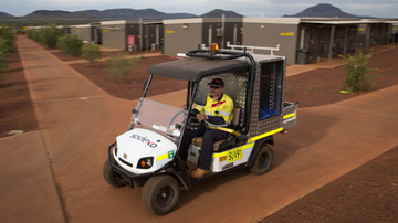 Person in Sodexo-Uniform fährt Buggy