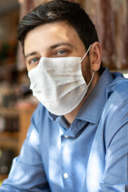 Homme portant un masque sur le lieu de travail