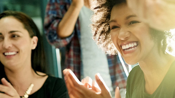 Deux femmes applaudissant et souriant