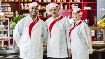 3 chefs Sodexo devant un comptoir