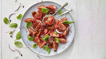 A plate of tomato salad